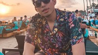 Gaya nongkrongnya juga selalu mencuri perhatian netzien. Ia juga sering menghabiskan waktu bersama teman sesama selebgram untuk nongkrong di beach club yang ada di Bali ini. Foto: Instagram @okintph