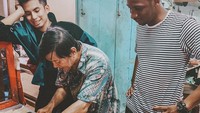 Nah, kalau yang satu ini adalah momen Niko tengah jajan martabak kaki lima. Bahkan ia tertarik menyaksikan proses pembuatan martabak mulai dari memasak adonan hingga memberikan topping. Foto: Instagram @okintph