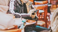 Gaya nongkrong Niko yang satu ini juga tak kalah mencuri perhatian. Mengenakan setelan bermerek dan nongkrong seru di sebuah kafe kekinian. Foto: Instagram @okintph