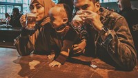 Ini adalah bukti keromantisan Niko Al Hakim dan Rachel Vennya. Menikmati minuman bersama sambil ditemani dengan Xabiru. Foto: Instagram @okintph