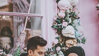 Ngopi cantik juga pernah dilakukan Niko Al Hakim dan Rachel Vennya. Bertempat di sebuah kafe serba pink dan hiasan bunga sambil menikmati sepotong kue yang cantik. Foto: Instagram @okintph