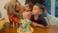 Nama selebgram Niko Al Hakim menjadi trending setelah digugat cerai oleh istrinya, Rachel Vennya. Sidang pertama mereka dengan agenda media juga hanya didatangi oleh Niko. Foto: Instagram @okintph