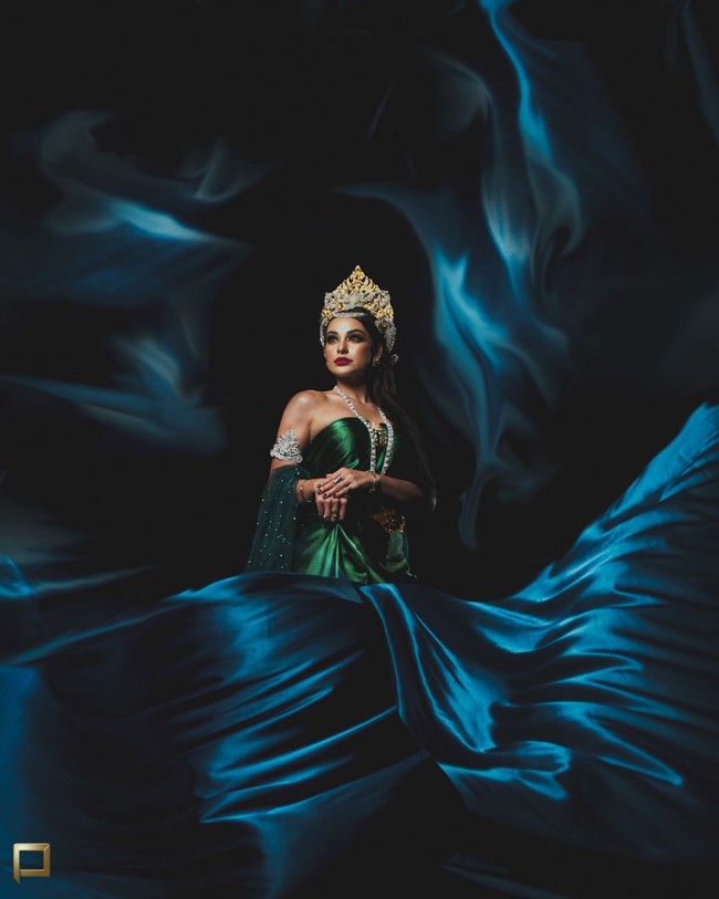 Dalam pemotretan, istri Jerinx SID tersebut menggunakan dress strapless dengan aksen selendang dan ikat pinggang. Terlihat pula beberapa aksesori khas Bali yang melengkapi penampilannya. Foto: Instagram dan Twitter Nora Alexandra