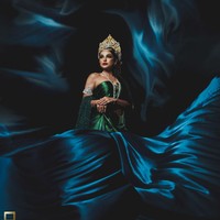 Dalam pemotretan, istri Jerinx SID tersebut menggunakan dress strapless dengan aksen selendang dan ikat pinggang. Terlihat pula beberapa aksesori khas Bali yang melengkapi penampilannya. Foto: Instagram dan Twitter Nora Alexandra