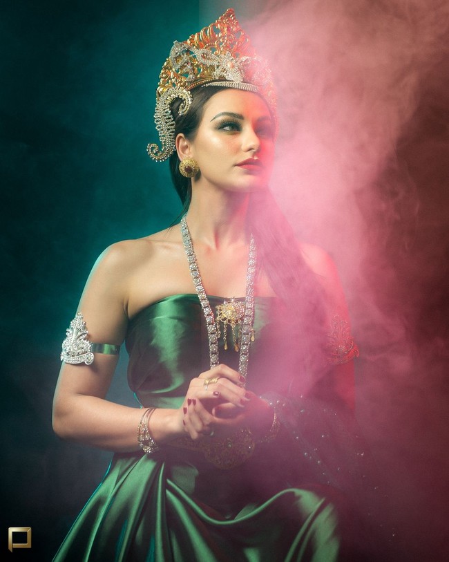 Dalam video yang diunggah Norea, kesan mistis memang sangat terasa. Foto: Instagram dan Twitter Nora Alexandra