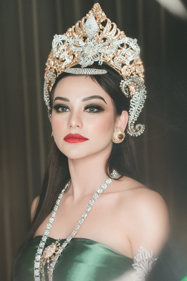 Bersyukur lancar photo shootnya, dan kami tidak lupa setelah photo shoot selesai pamitan dan berterima kasih lagi, cerita Nora. Foto: Instagram dan Twitter Nora Alexandra