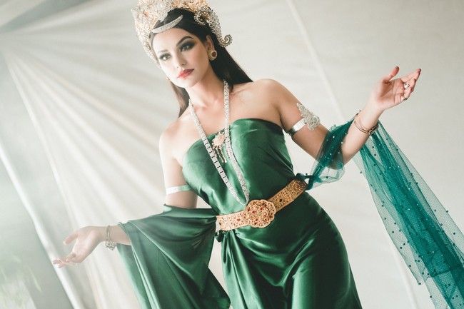 Menariknya, Nora mengaku jika ia dan tim tidak sembarangan dalam melakukan pemotretan kali ini. Mereka telah melakukan sembahyang dan meminta izin terlebih dahulu untuk memakai konsep yang dianggap sakral tersebut. Foto: Instagram dan Twitter Nora Alexandra