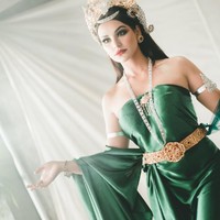 Menariknya, Nora mengaku jika ia dan tim tidak sembarangan dalam melakukan pemotretan kali ini. Mereka telah melakukan sembahyang dan meminta izin terlebih dahulu untuk memakai konsep yang dianggap sakral tersebut. Foto: Instagram dan Twitter Nora Alexandra