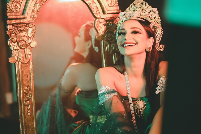 Namun berbeda dari konsep Nyi Roro Kidul yang biasa kali ini Nora dan tim menambahkan sentuhan Bali dalam gayanya. FOTO POTRAIT BERKONSEP SANG LEGENDA RATU PANTAI SELATAN YANG DIPERANKAN OLEH JRO NORA ASTINA CANDRA DEWI SECARA TERPILIH DAN DILAKSANAKAN SECARA RITUAL. FOTO MEMVISUALKAN KARAKTER YANG BERBEDA DARI SOSOK BELIAU YANG BERIDENTIK DARI WARNA HIJAU, CANTIK, DAN ANGGUN DENGAN UNSUR ASESORIS ADAT BALI, Foto: Instagram dan Twitter Nora Alexandra