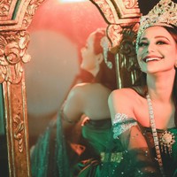 Namun berbeda dari konsep Nyi Roro Kidul yang biasa kali ini Nora dan tim menambahkan sentuhan Bali dalam gayanya. FOTO POTRAIT BERKONSEP SANG LEGENDA RATU PANTAI SELATAN YANG DIPERANKAN OLEH JRO NORA ASTINA CANDRA DEWI SECARA TERPILIH DAN DILAKSANAKAN SECARA RITUAL. FOTO MEMVISUALKAN KARAKTER YANG BERBEDA DARI SOSOK BELIAU YANG BERIDENTIK DARI WARNA HIJAU, CANTIK, DAN ANGGUN DENGAN UNSUR ASESORIS ADAT BALI, Foto: Instagram dan Twitter Nora Alexandra