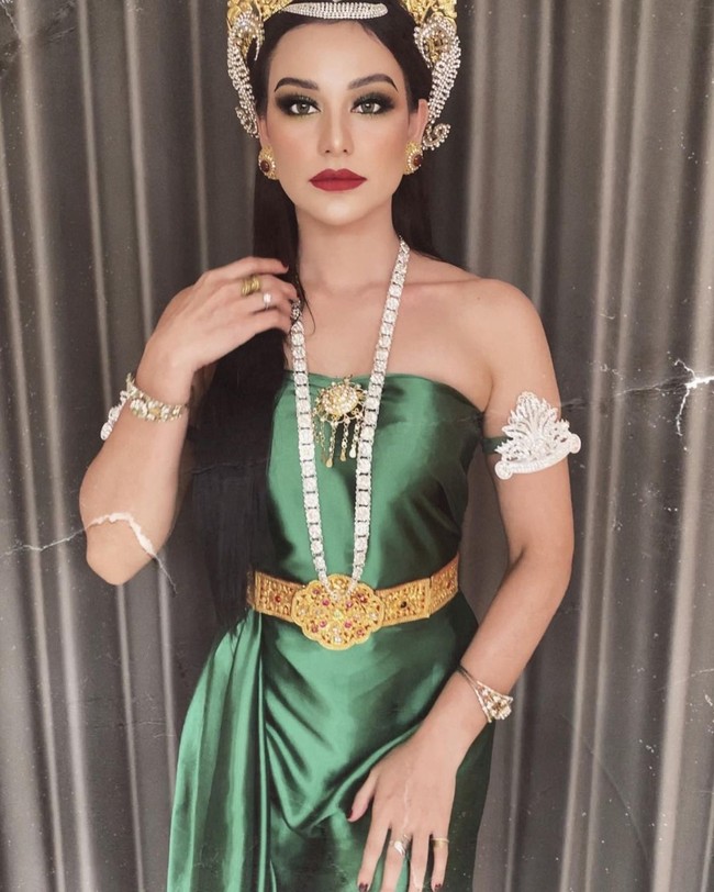 Bahkan selama proses makeup Nora dan tim merasa merinding. Dalam proses make up udah pada merinding, dan diakui oleh photographer kami @tejapxl sampai merinding dan keringat dingin, tulisnya di Instagram. Foto: Instagram dan Twitter Nora Alexandra