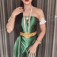 Bahkan selama proses makeup Nora dan tim merasa merinding. Dalam proses make up udah pada merinding, dan diakui oleh photographer kami @tejapxl sampai merinding dan keringat dingin, tulisnya di Instagram. Foto: Instagram dan Twitter Nora Alexandra