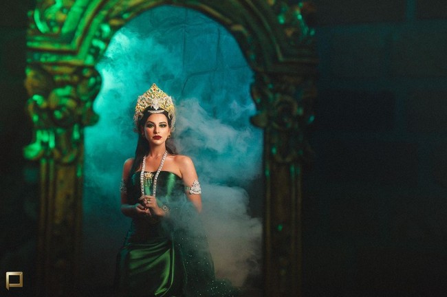 Dalam postingannya, istri Jerinx SID ini menjelaskan siapa sosok Nyi Roro Kidul. Ia menganggap jika sosok yang juga dikenal sebagai Ratu Pantai Selatan itu adalah penggambaran ideal wanita perkasa.  Foto: Instagram dan Twitter Nora Alexandra