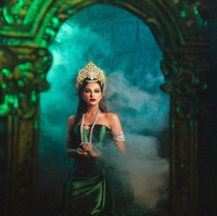 Dalam postingannya, istri Jerinx SID ini menjelaskan siapa sosok Nyi Roro Kidul. Ia menganggap jika sosok yang juga dikenal sebagai Ratu Pantai Selatan itu adalah penggambaran ideal wanita perkasa.  Foto: Instagram dan Twitter Nora Alexandra