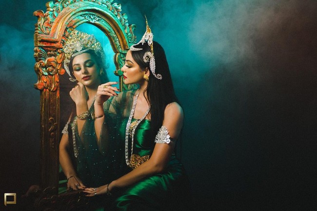 Netizen pun dibuat kagum sekaligus pangling dengan gaya istri Jerinx SID ini sebagai Nyi Roro Kidul. Banyak pula yang menyebut jika foto-foto tersebut membuat mereka merinding. Foto: Instagram dan Twitter Nora Alexandra