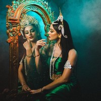 Netizen pun dibuat kagum sekaligus pangling dengan gaya istri Jerinx SID ini sebagai Nyi Roro Kidul. Banyak pula yang menyebut jika foto-foto tersebut membuat mereka merinding. Foto: Instagram dan Twitter Nora Alexandra