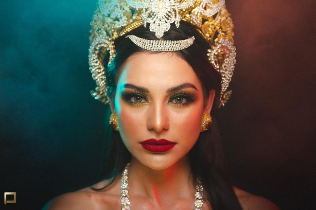 Baru-baru ini Nora Alexandra mengunggah sejumlah foto dan video ke Instagram yang menampilkan dirinya berpakaian tradisional. Wanita belasteran Swiss itu melakukan pemotretan dengan konsep Nyai Roro Kidul yang membuat netizen pangling. Foto: Instagram dan Twitter Nora Alexandra