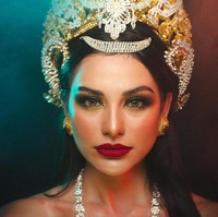 Baru-baru ini Nora Alexandra mengunggah sejumlah foto dan video ke Instagram yang menampilkan dirinya berpakaian tradisional. Wanita belasteran Swiss itu melakukan pemotretan dengan konsep Nyai Roro Kidul yang membuat netizen pangling. Foto: Instagram dan Twitter Nora Alexandra