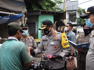 Operasi Yustisi di Nganjuk Juga Diisi dengan Bagi-bagi Masker