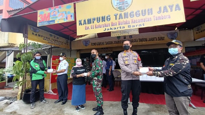 Pembagian masker gratis di Kampung Tangguh Tambora