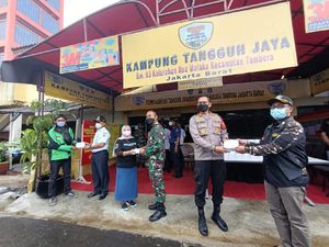 Polres Jakbar Bagikan 1.500 Masker di Kampung Tangguh Jaya Tambora