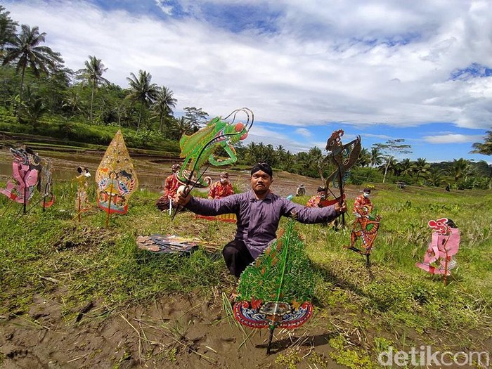 Pementasan Wayang Serangga di Lokasi Persawahan Magelang