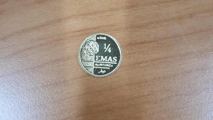Penampakan dinar dan dirham di Pasar Muamalah, Depok.