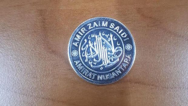 Penampakan dinar dan dirham di Pasar Muamalah, Depok.