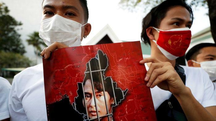 Pendukung Suu Kyi Melakukan Aksi Protes Mengusir Setan Kudeta Militer Myanmar