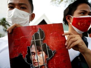 Pendukung Suu Kyi Melakukan Aksi Protes Usir Setan Kudeta Militer Myanmar