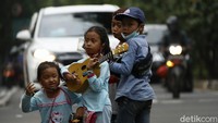 Pengamen yang didominasi anak-anak tampak bersilewaran mengharap recehan dari para dermawan, tanpa memikirkan resiko bahaya kecelakaan. 