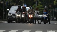 Hingga kini belum ada penindakan dari petugas untuk menertibkan para pengamen bocah yang berkeliaran di kawasan tersebut.