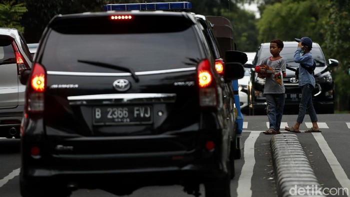 Pengamen Cilik Makin Marak saat Pandemi Corona Pandemi Corona terus berdampak pada tiap segi kehidupan. Salah satunya makin maraknya pengamen cilik. Nah yang ramai terlihat di kawasan Blok M.