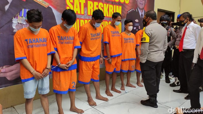 Seorang wanita di Sidoarjo dilempar paving block hingga tak sadar. Kini polisi sudah menangkap 8 pelaku penganiayaan itu.
