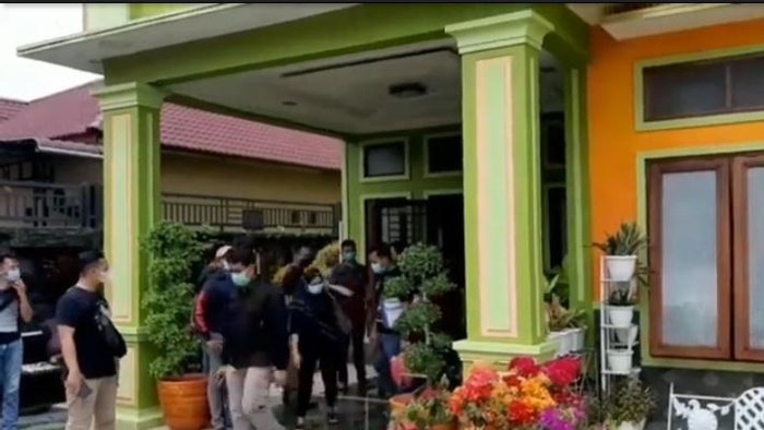 Penggeledahan terkait penangkapan bandar narkoba Firman di Labuhanbatu (Ahmad FIM-detikcom)