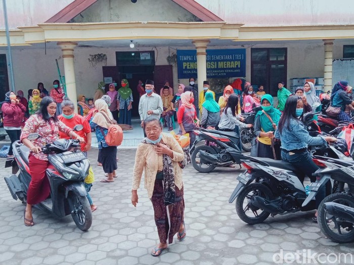 Pengungsi Gunung Merapi dari Desa Balerante Kecamatan Kemalang, Klaten meninggalkan lokasi pengungsian, Rabu (3/2/2021).