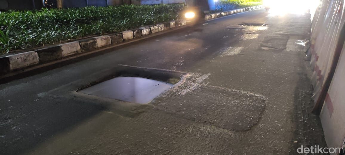 Penutup gorong-gorong tak rata di Jl Gatsu arah Pancoran ke Jl Kapt P Tendean. (Taufieq Renaldi Arfiansyah/detikcom)