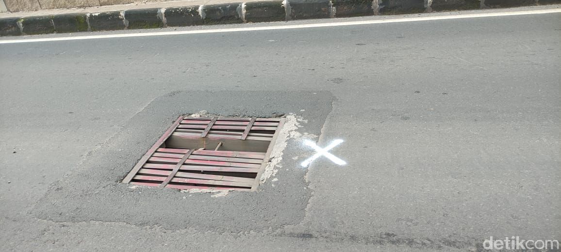 Penutup gorong-gorong tak rata di Jl Gatsu arah Pancoran ke Jl Kapt P Tendean. (Taufieq Renaldi Arfiansyah/detikcom)