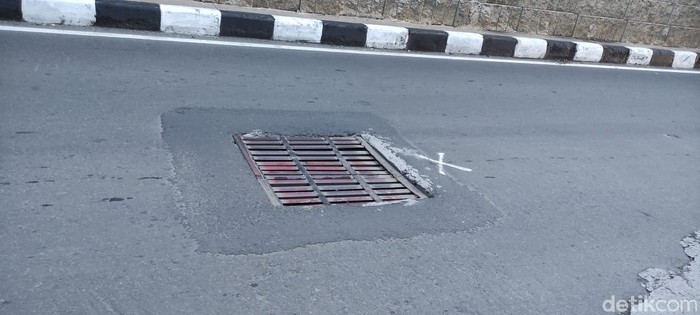 Penutup gorong-gorong tak rata di Jl Gatsu arah Pancoran ke Jl Kapt P Tendean. (Taufieq Renaldi Arfiansyah/detikcom)