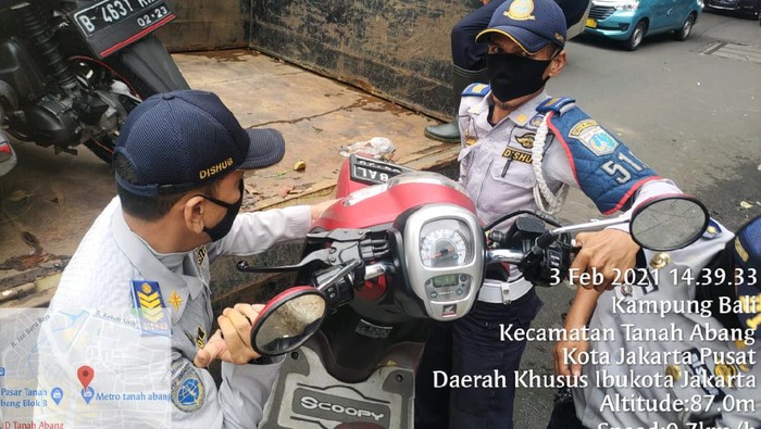 Petugas Dishub mengangkut motor yang parkir sembarangan