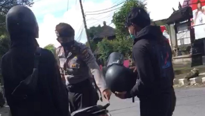 Viral polisi tak sengaja mengegas motor berknalpot racing di Bali.
