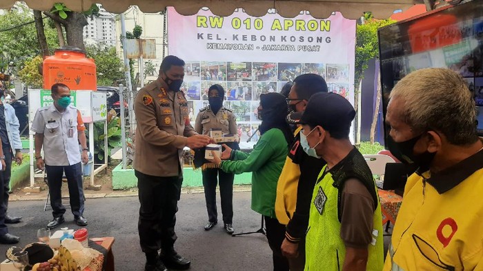 Polres Jakpus bagikan 11.000 masker di Rusun Tangguh Apron