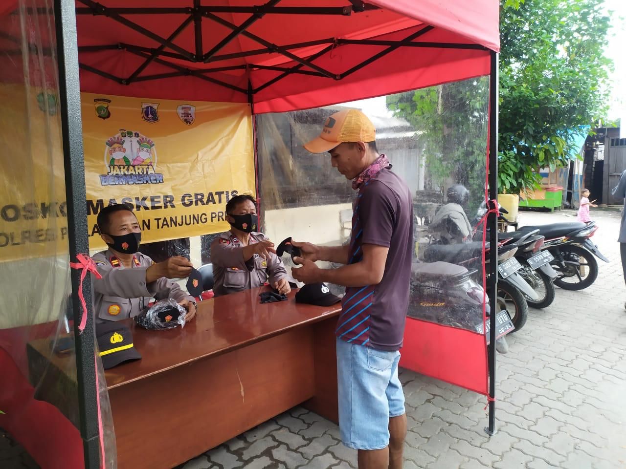 Posko masker gratis Polres Pelabuhan Tanjung Priok