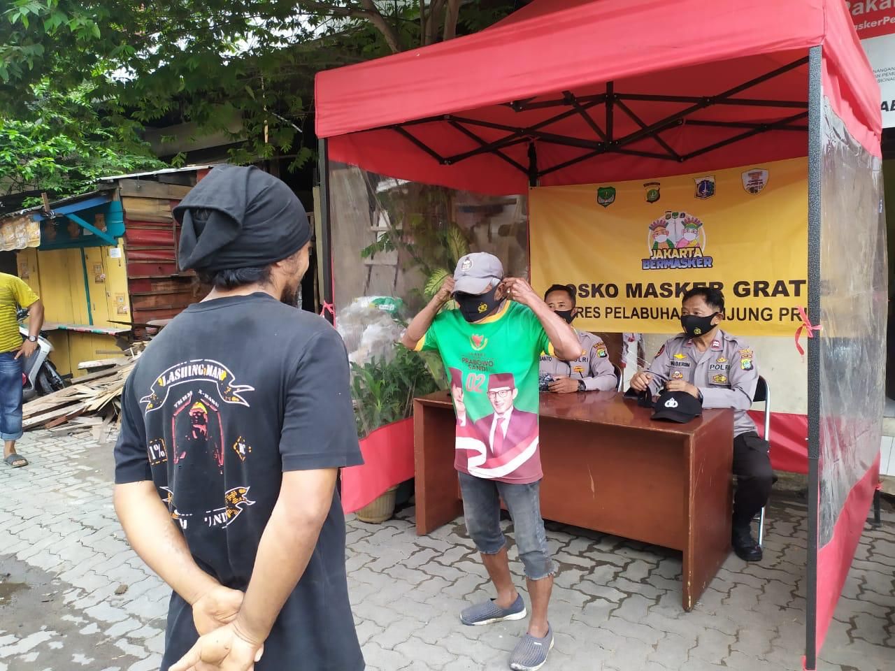 Posko masker gratis Polres Pelabuhan Tanjung Priok