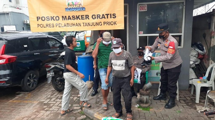 Posko masker gratis Polres Pelabuhan Tanjung Priok