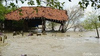 Gelombang tinggi dan cuaca ekstrem tersebut terjadi sejak 7 Desember 2020 lalu yang mengakibatkan sejumlah warga mengungsi.