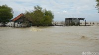 Selain itu, warga juga tak bisa bekerja yaitu melaut lantaran gelombang air laut yang tinggi hingga saat ini.
