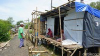 Sejumlah warga mengungsi di dua barak sementara dan satu musala, sementara sebagian lagi mengungsi di rumah kerabatnya. Tenda yang berukuran 5x4 meter dari bambu dan terpal tersebut ditempati warga dengan 3 KK dan 4 KK.