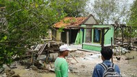 Pantauan detikcom, sejumlah rumah sudah ditinggalkan penghuninya lantaran hancur dihantam ombak. Rusipan berharap selain bantuan sembako, pemerintah juga bisa membangun talut penahan ombak di wilayah tersebut. Menurutnya adanya talut bisa menjadi penahan ombak dan tak menghantam langsung rumah-rumah warga.