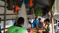 Kendati demikian, sejak gelombang tinggi dan angin kencang menerjang wilayah tersebut, beberapa pengungsi mengaku sudah menerima sejumlah bantuan. Di antaranya selimut, tikar, dan mi instan.